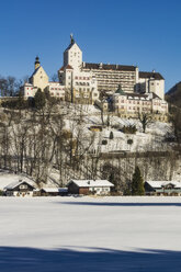 Deutschland, Bayern, Aschau, Schloss Hohenaschau im Winter - THA01922