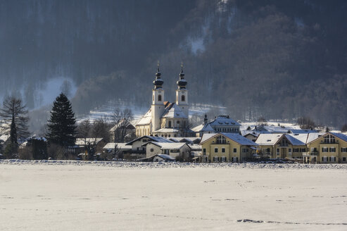 Deutschland, Bayern, Aschau im Winter - THAF01923