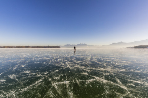 Deutschland, Bayern, Prien, gefrorener Chiemsee, lizenzfreies Stockfoto