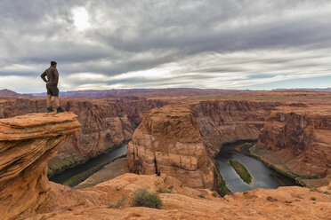 USA, Arizona, Page, Colorado River, Glen Canyon National Recreation Area, tourist at Horseshoe Bend - FOF09042