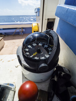 Kompass auf einem Segelschiff - AMF05339