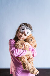 Portrait of girl with teddy bear and sleep mask - XCF00147