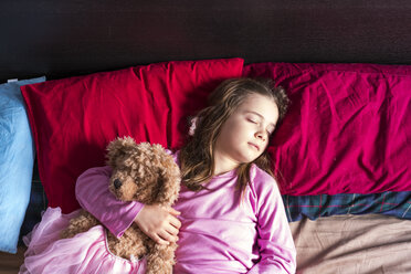 Mädchen mit Teddybär schlafend auf Bett - XCF00148