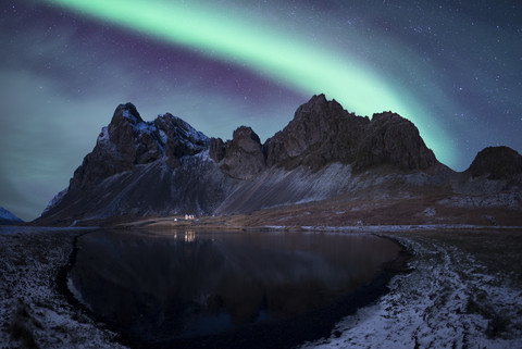 Island, Landschaft mit Aurora Borealis, lizenzfreies Stockfoto