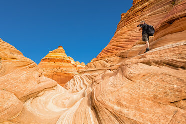 USA, Arizona, Page, Paria Canyon, Vermillion Cliffs Wilderness, Coyote Buttes, rote Steinpyramiden und Buttes, Mann beim Fotografieren - FOF09057