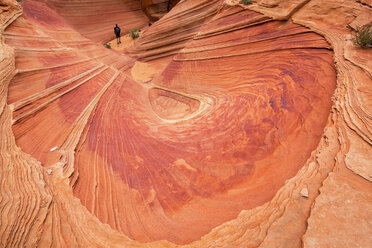 USA, Arizona, Page, Paria Canyon, Vermillion Cliffs Wilderness, Coyote Buttes, Touristen in einem kleinen Canyon - FOF09060