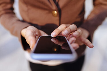 Geschäftsfrau mit Mobiltelefon, Nahaufnahme - BOYF00725