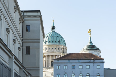 Deutschland, Potsdam, Museum Barberini, altes Rathaus und St. Nikolauskirche im Hintergrund - ASCF00728