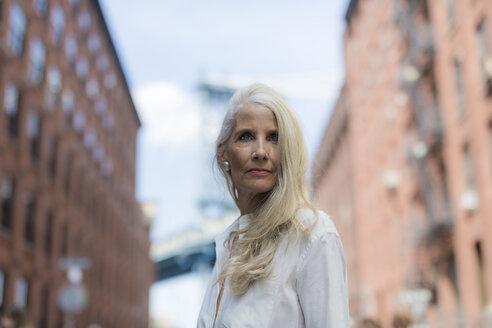 USA, Brooklyn, Dumbo, Porträt einer reifen Frau mit weißer Hemdbluse - GIOF02274