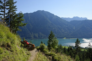 Österreich, Tirol, Rofangebirge, Wanderer entspannt auf einer Liege - LBF01597