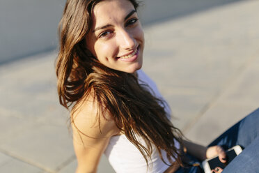 Portrait of smiling young woman at sunset - GIOF02332