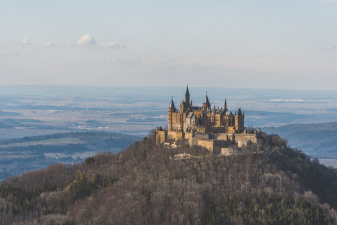 Deutschland, Bisingen, Blick vom Zeller Horn zur Burg Hohenzollern - KEB00539