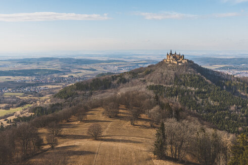 Deutschland, Bisingen, Blick vom Zeller Horn zur Burg Hohenzollern - KEB00540