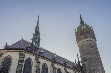 Deutschland, Lutherstadt Wittenberg, Blick auf die Schlosskirche von unten - PVCF01029