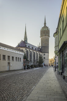 Deutschland, Lutherstadt Wittenberg, Blick auf die Schlosskirche am Abend zur Winterzeit - PVCF01030