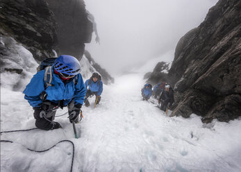 UK, Scotland, Ben Nevis, mountaineers at Number Two Gully - ALRF00870