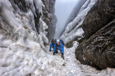 UK, Schottland, Ben Nevis, Bergsteiger in der Number Two Gully - ALRF00872