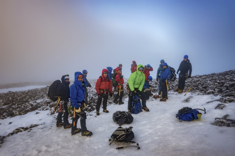 UK, Schottland, Ben Nevis, Bergsteiger auf dem Gipfel, lizenzfreies Stockfoto