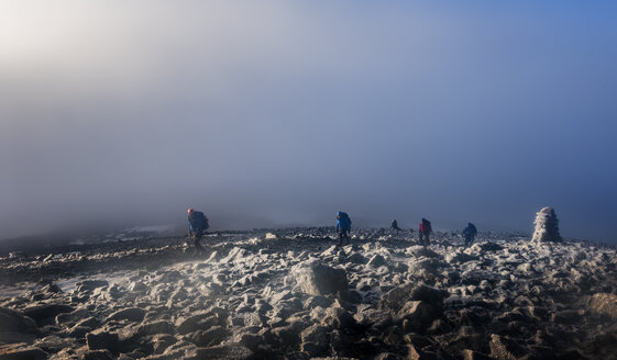 UK, Schottland, Ben Nevis, Bergsteiger auf dem Gipfel - ALRF00875