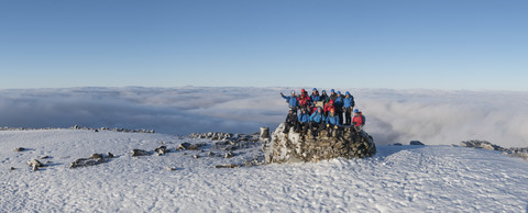 UK, Schottland, Ben Nevis, Bergsteiger auf dem Gipfel, lizenzfreies Stockfoto