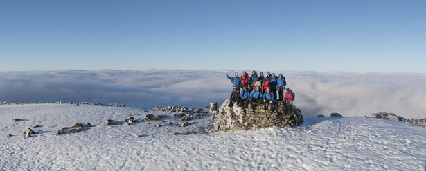 UK, Schottland, Ben Nevis, Bergsteiger auf dem Gipfel - ALRF00877