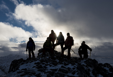 UK, Schottland, Glencoe, Bergsteiger auf dem Gipfel des Buachaill Etive Beag, lizenzfreies Stockfoto