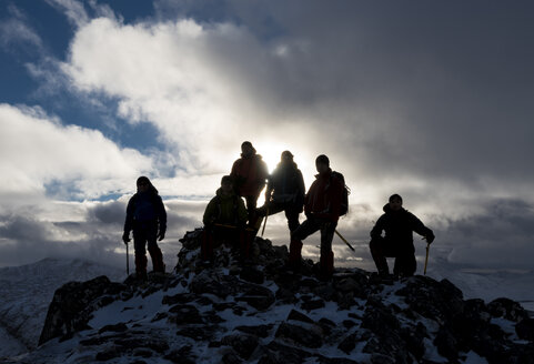 UK, Schottland, Glencoe, Bergsteiger auf dem Gipfel des Buachaill Etive Beag - ALRF00884