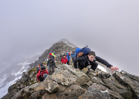 UK, Scotland, Glencoe, mountaineers at Stob Coire Nan Lochan - ALRF00887