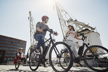 Deutschland, Hamburg, Familie fährt E-Bikes am Hafen - RORF00679