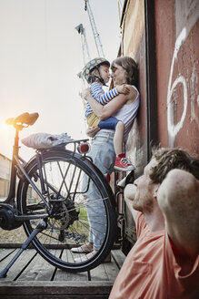 Deutschland, Hamburg, Familie macht eine Pause von einer Fahrradtour am Hafen - RORF00681