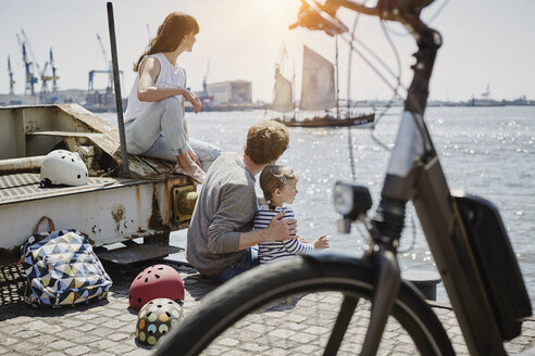 Deutschland, Hamburg, Familie macht eine Pause von einer Fahrradtour an der Elbe - RORF00683