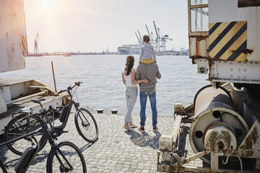 Germany, Hamburg, family having a break from a bicycle tour at River Elbe - RORF00686