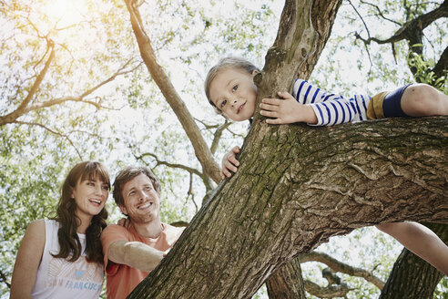 Eltern beobachten, wie ihre Tochter auf einen Baum klettert - RORF00689