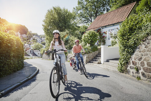 Deutschland, Hamburg, Blankenese, Familie fährt E-Bikes - RORF00693