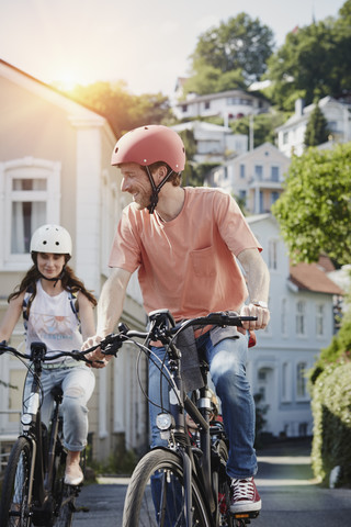 Deutschland, Hamburg, Blankenese, Familie fährt E-Bikes, lizenzfreies Stockfoto