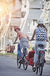 Deutschland, Hamburg, Familie fährt E-Bikes am Hafen - RORF00697