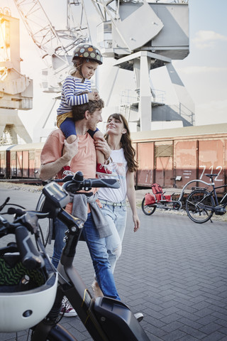 Deutschland, Hamburg, Familie beim Spaziergang am Hafen, lizenzfreies Stockfoto