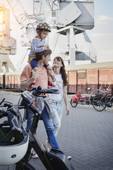 Deutschland, Hamburg, Familie beim Spaziergang am Hafen - RORF00701