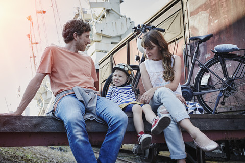 Deutschland, Hamburg, Familie macht eine Pause von einer Fahrradtour am Hafen, lizenzfreies Stockfoto