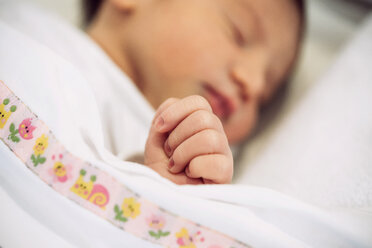 Neugeborenes Baby Mädchen schläft unter Decke mit Blumenmuster - GEMF01528