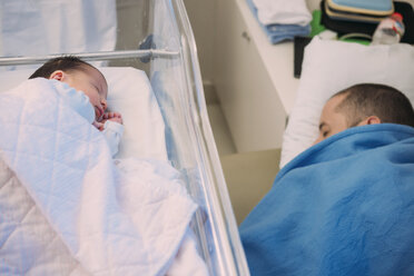 Vater schläft neben seinem neugeborenen Mädchen im Krankenhaus - GEMF01531