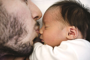 Vater küsst sein neugeborenes Mädchen - GEMF01535