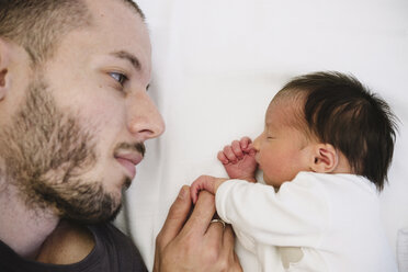 Neugeborenes Mädchen hält den Finger ihres Vaters - GEMF01536