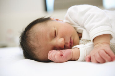 Sleeping newborn baby girl - GEMF01538