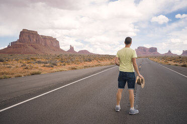USA, Utah, Monument Valley, Mann steht auf der Straße - EPF00392