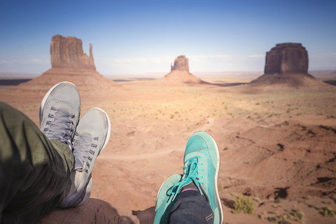 USA, Utah, Füße eines rastenden Paares im Monument Valley, lizenzfreies Stockfoto