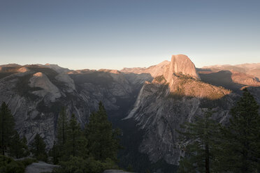 USA, Kalifornien, Yosemite National Park, Glacier Point bei Sonnenuntergang - EPF00395