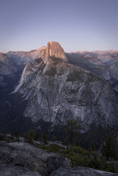 USA, Kalifornien, Yosemite National Park, Glacier Point bei Sonnenuntergang - EPF00396