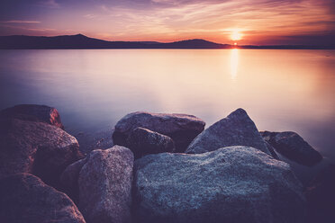 Italien, Lago Viverone bei Sonnenuntergang - SIPF01475