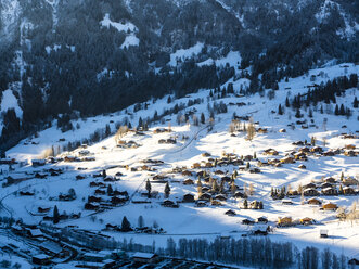 Schweiz, Kanton Bern, Grindelwald, Stadtbild im Winter bei Sonnenaufgang - AMF05342